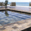 QYMH1367BI22573_BALI_01_AMBIENTE_DETALLE_BALI_STONE_MATE_15X15_PISCINA_01_SZ7