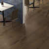 QYMH1071BI23270_VERMONT_08_AMBIENTE_VERMONT_WALNUT_30X120_RESTAURANTE_SZ7